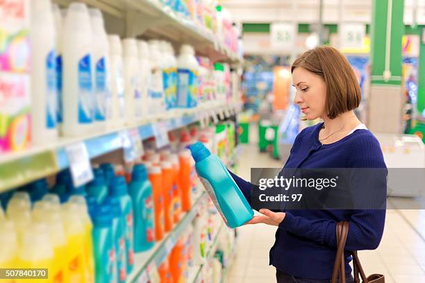 woman buys washing powder - cleaning product 個照片及圖片檔