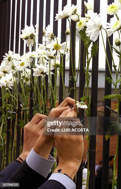 Familiares y amigos colocan ofrendas florales frente al colegio Agustiniano, en Bogota el 29 de abril de 2004. Un total de 22 ninos y un adulto...