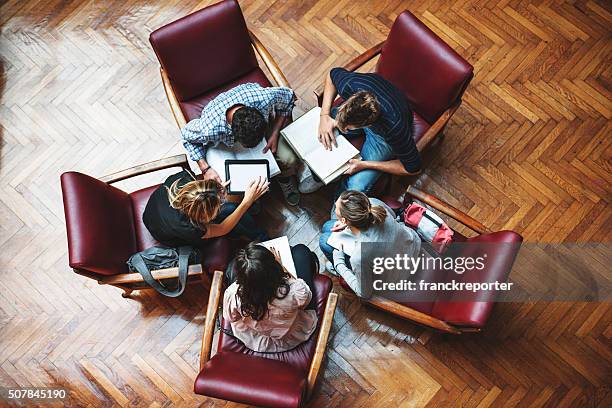 student meeting in library - teamwork - member of parliament stockfoto's en -beelden