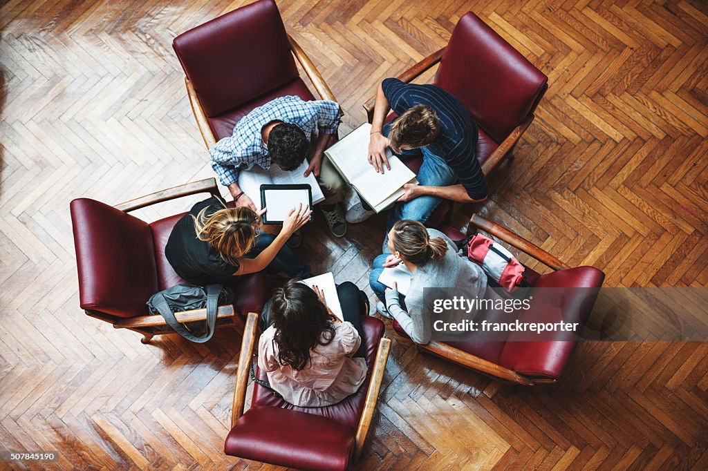 Estudante reunião na biblioteca de trabalho em equipe