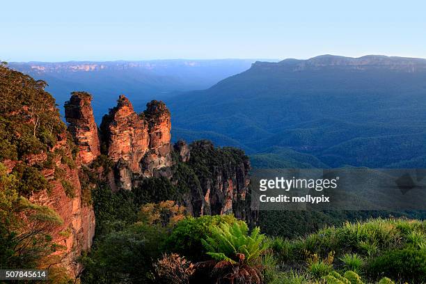 australia new south wales katoomba three sisters - new south wales stock pictures, royalty-free photos & images