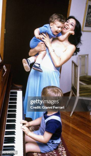 The Spanish actress Concha Velasco with her children, 27th June 1980, Madrid, Spain. .