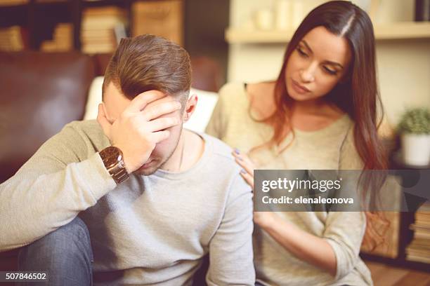 reconfortante su novio deprimido - hombre llorando fotografías e imágenes de stock