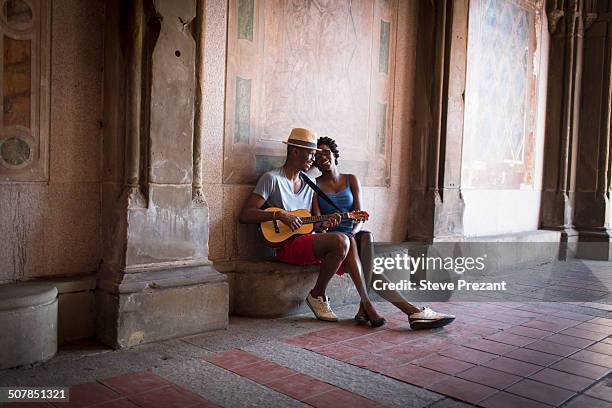 young couple with mandolin in bethesda terrace arcade, central park, new york city, usa - couple central park stockfoto's en -beelden