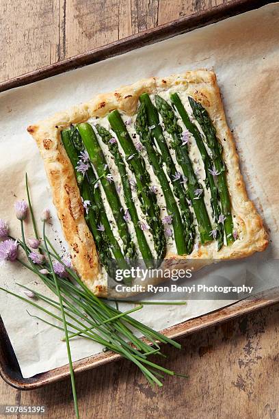 asparagus pastry tart with fresh chive - cebolinho imagens e fotografias de stock