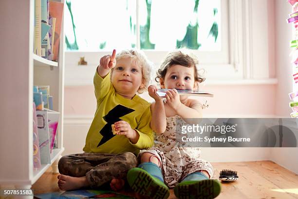 female and male toddler friends pointing and looking up - 2 3 anni foto e immagini stock