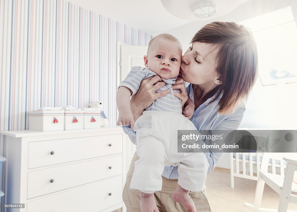 Madre Besando a la triste little baby boy, de decoración de interiores, estilo retro
