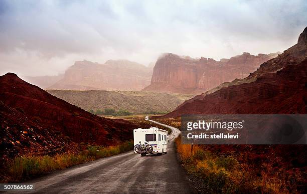 viaje por carretera-motor hogar - trailer fotografías e imágenes de stock