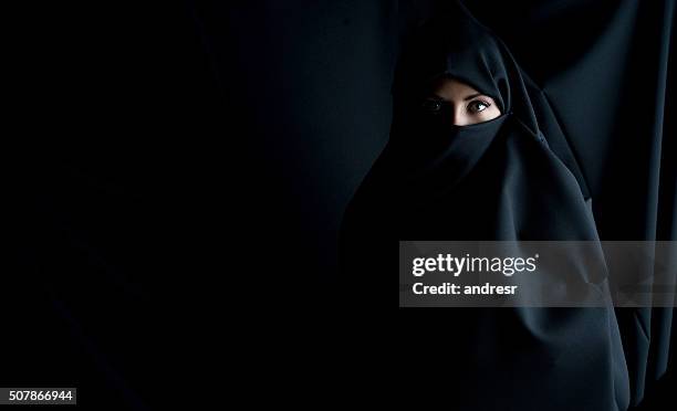 retrato de moda de una mujer musulmana - islamismo fotografías e imágenes de stock