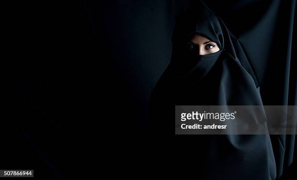 fashion portrait of a muslim woman - niqab stockfoto's en -beelden
