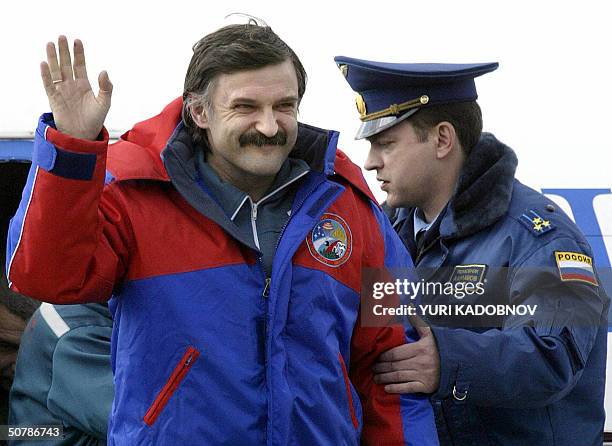 A Rasheed Kaleri 52 Yuri Korolyov Photos & High Res Pictures - Getty Images