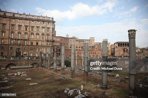 capitoline hill ruins ground level - musei capitolini stockfoto's en -beelden