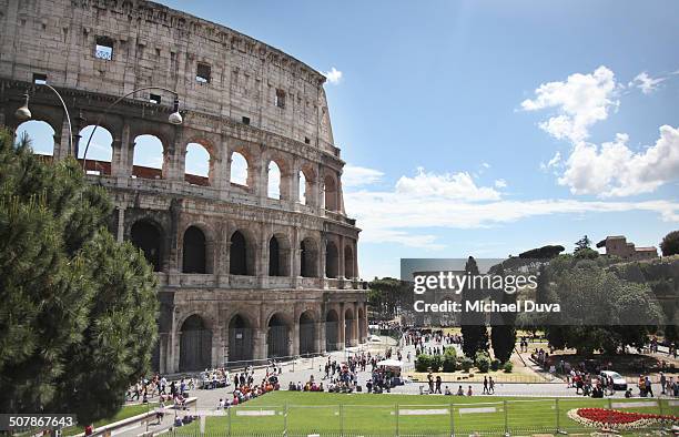 outside the roman colosseum with arch constantine - arch of constantine stock pictures, royalty-free photos & images