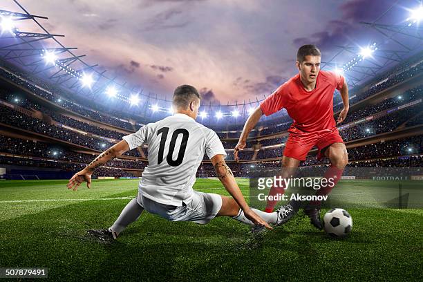 football-spieler - fußball spielball stock-fotos und bilder