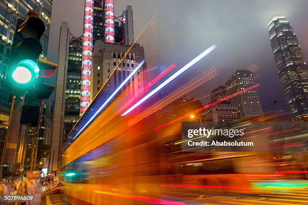 noche de tráfico hong kong island, china - reflector objeto fabricado fotografías e imágenes de stock