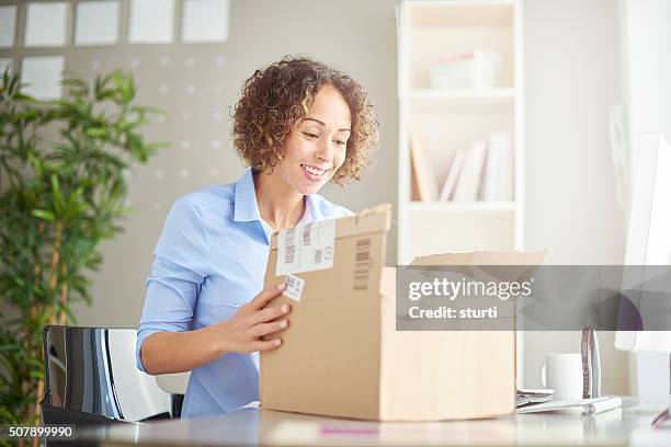 business parcel unpacking - office door open stockfoto's en -beelden