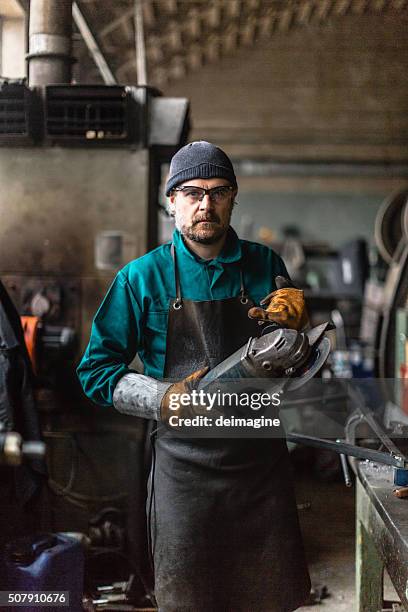 factory man portrait - smeden stockfoto's en -beelden