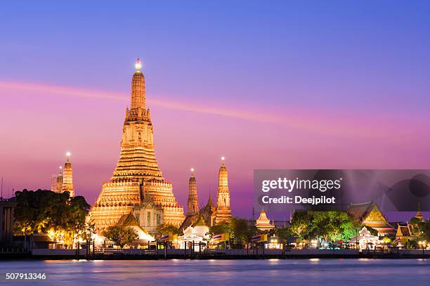 wat-arun-tempel ein sonnenuntergang in bangkok, thailand - thailand stock-fotos und bilder