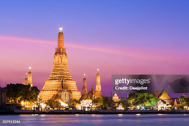 templo de wat arun al anochecer en bangkok, tailandia - tailandia fotografías e imágenes de stock