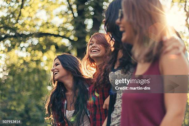 eine gruppe von mädchen im park - vier freunde stock-fotos und bilder