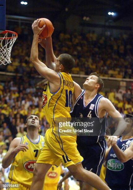 Maccabi Tel Aviv's Tal Burstein grabs the rebound over Skipper Bologna's Hanno Mottola during the finals May 1, 2004 of the 2004 Euroleague Final...