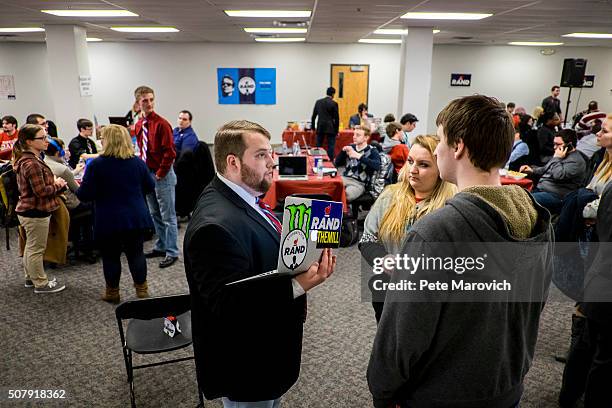 Rand Paul volunteers discuss strategy make calls to potential voters at Paul's Des Moines headquarters on February 1, 2016 in Des Moines, Iowa. Paul...