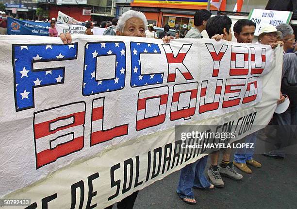 Costarricences se manifiestan contra el bloqueo de Estados Unidos a Cuba el 1ro. De mayo de 2004 en San Jose, durante la marcha que miles de...