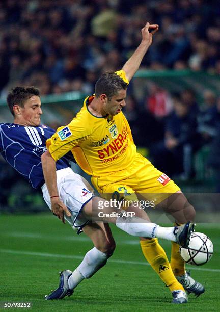 Nantes forward Sylvain Armand vies with Lille defender Mathieu Debuchy, during the French soccer match, 01 May 2004 at La Beaujoire Stadium in...