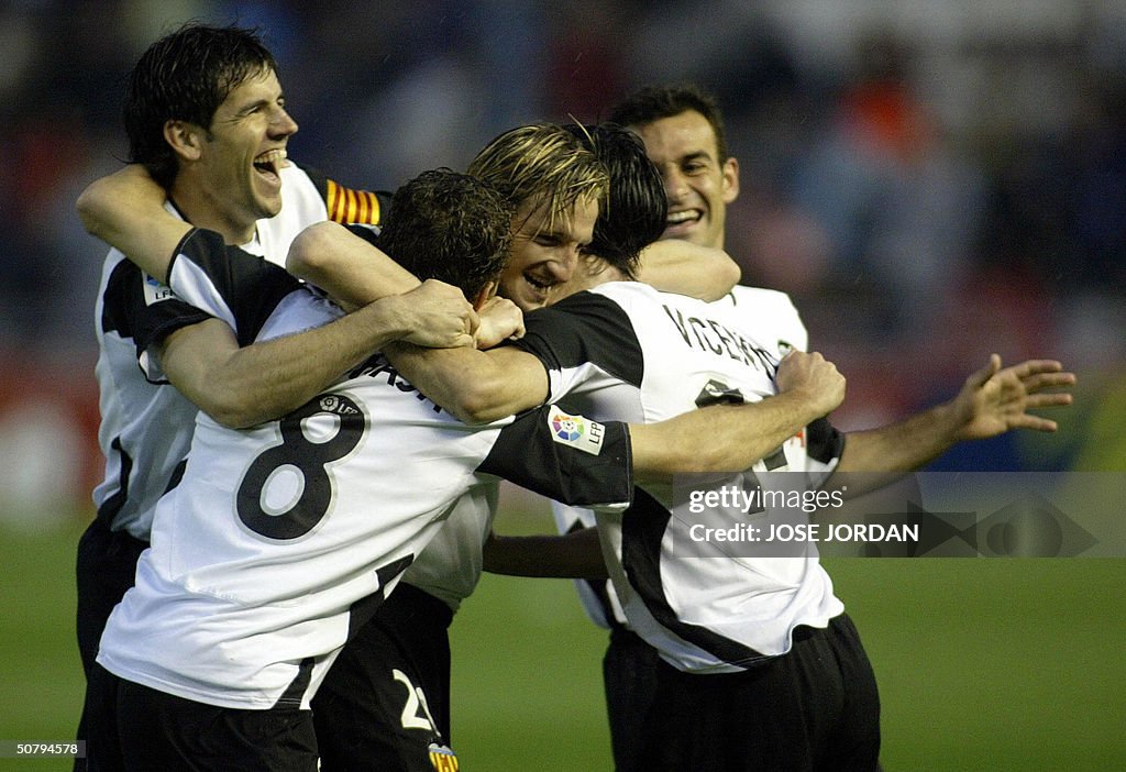 Valencia's players David Albelda (L) Ru