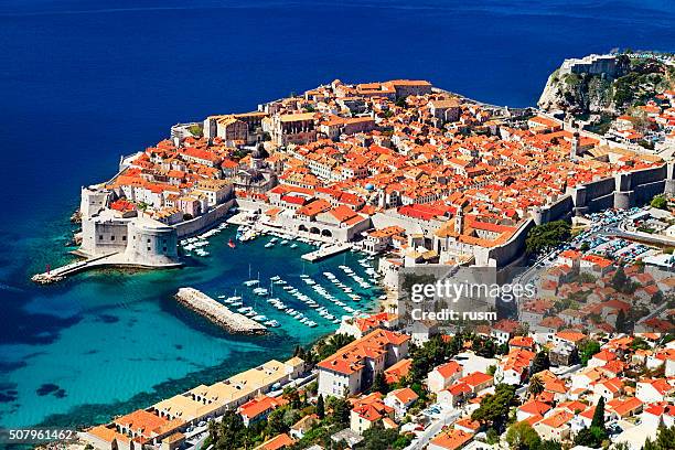 soleado día vista aérea de la ciudad antigua de dubrovnik, croacia. - dubrovnik fotografías e imágenes de stock