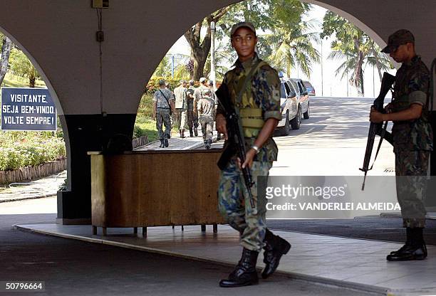 Soldados de la Aeronautica montan guardia en la entrada del Deposito de Armas de una Base de la Fuerza Area Brasilena en Rio de Janeiro, donde se lee...