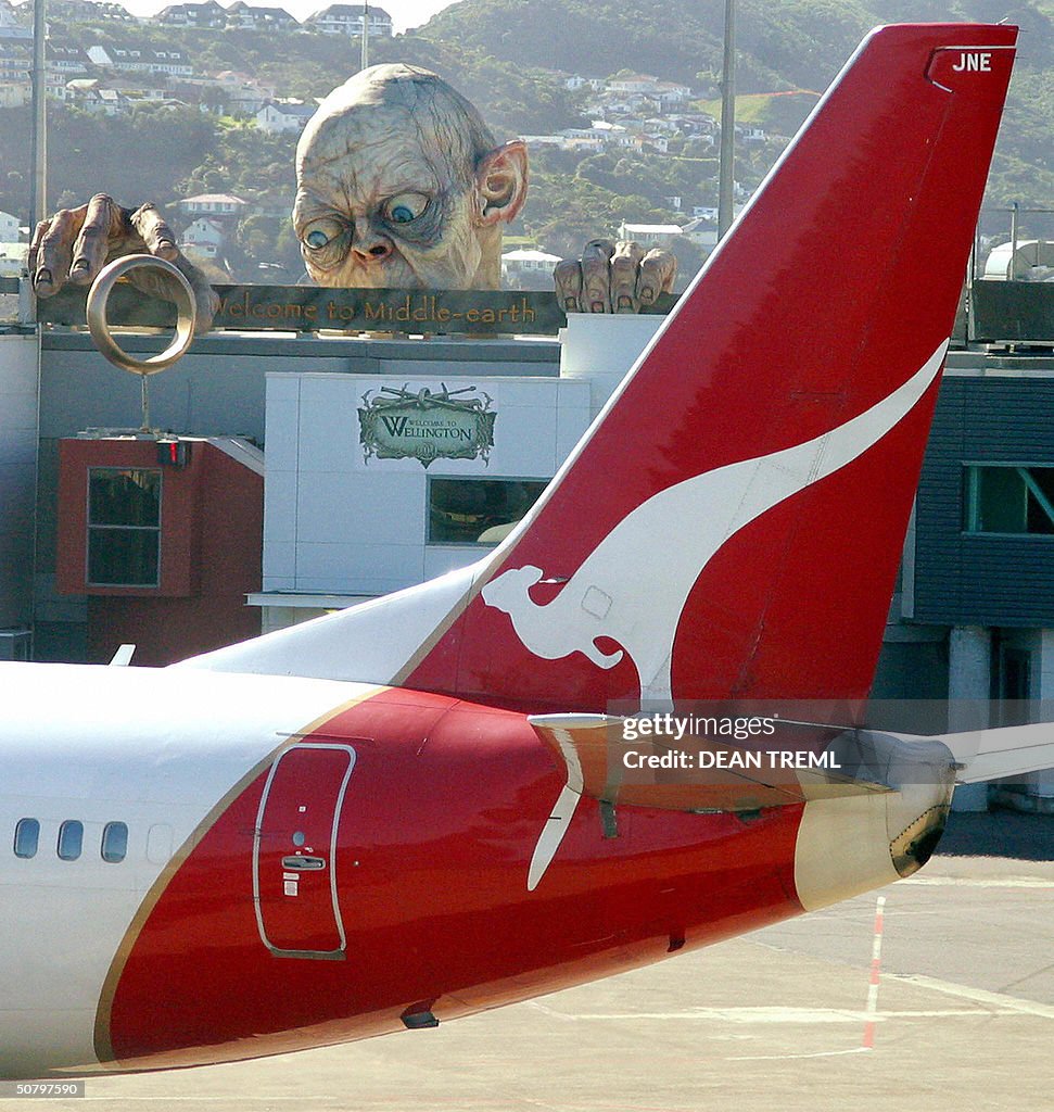A Qantas Boeing 737 taxis past a large r