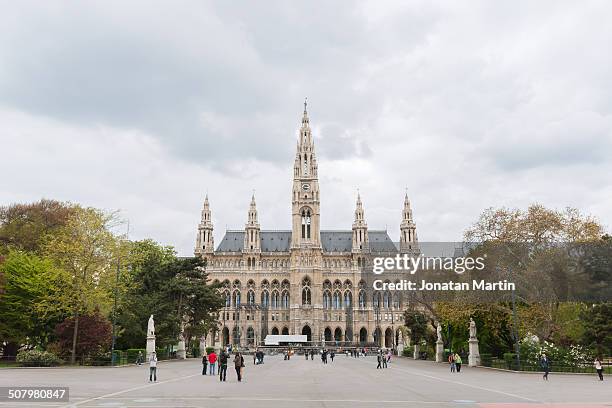 viena city hall - wiener rathaus stock-fotos und bilder