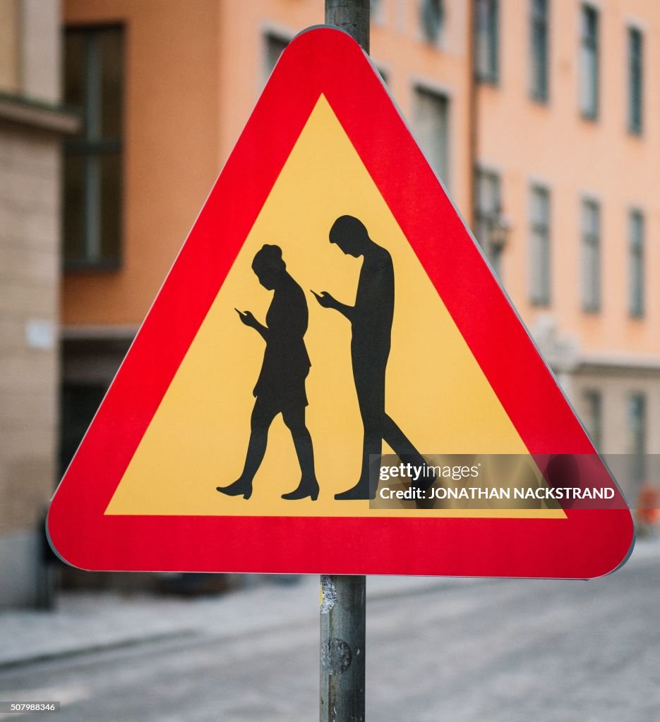 SWEDEN-TRAFFIC-SMARTPHONES