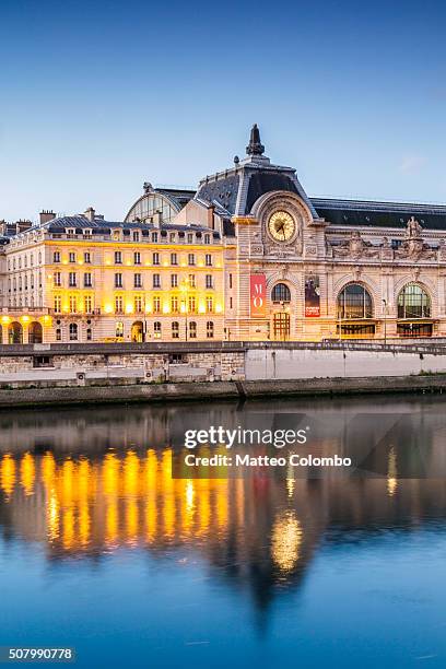 musee d'orsay on the river seine at dawn, paris, france - musee dorsay 個照片及圖片檔