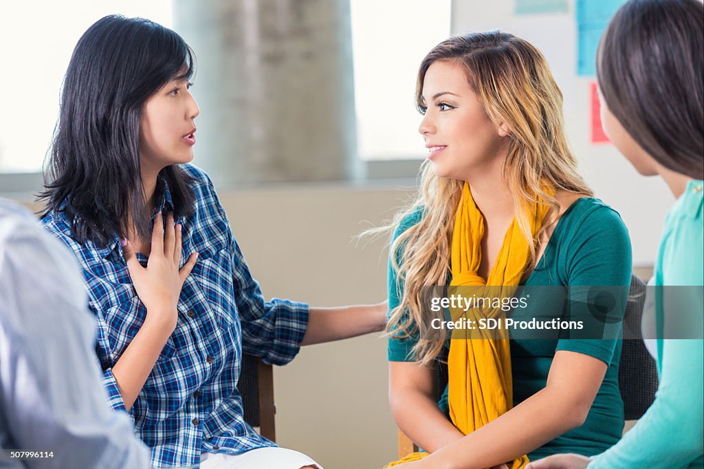 Therapist counsels teenage girl in support group