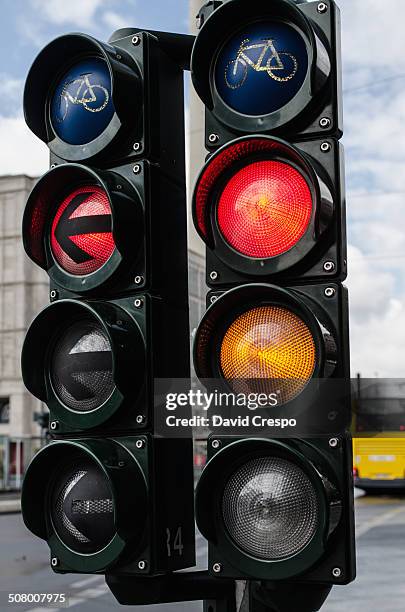 orange traffic light - fahrradlampe stock-fotos und bilder