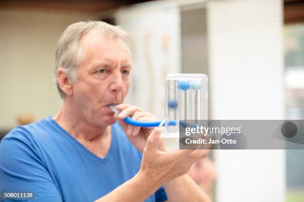 lung function test by using triflow - copd stockfoto's en -beelden