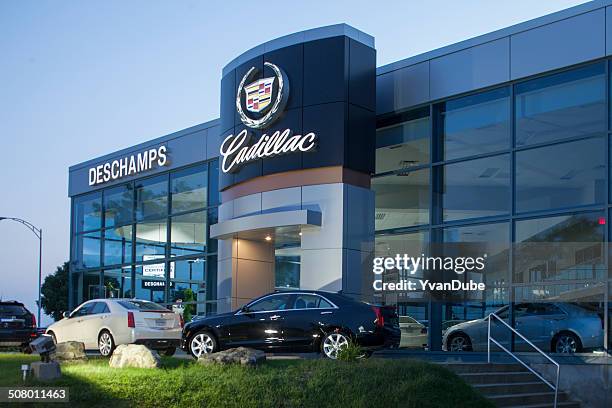 cadillac autohaus blick auf die straße - cadillac stock-fotos und bilder