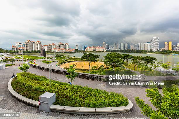 singapore cityscapes viewed from sports hub - moon buggy stock-fotos und bilder