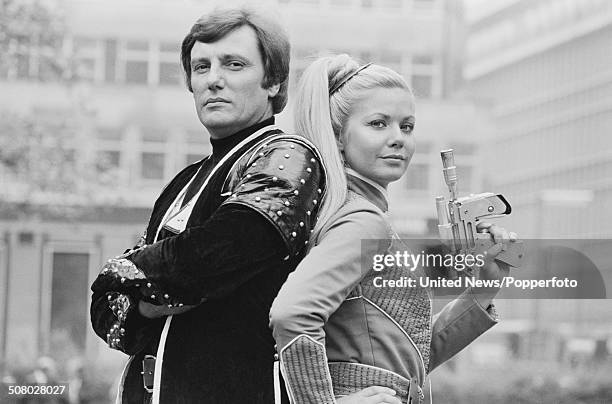 South African born actress Glynis Barber and English actor Paul Darrow posed together dressed in character as Soolin and Kerr Avon during the press...