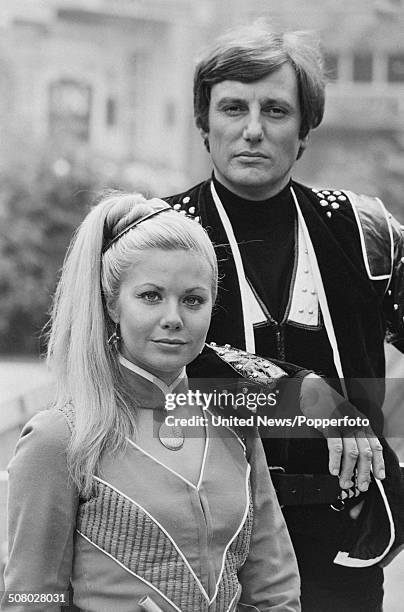 South African born actress Glynis Barber and English actor Paul Darrow posed together dressed in character as Soolin and Kerr Avon during the press...