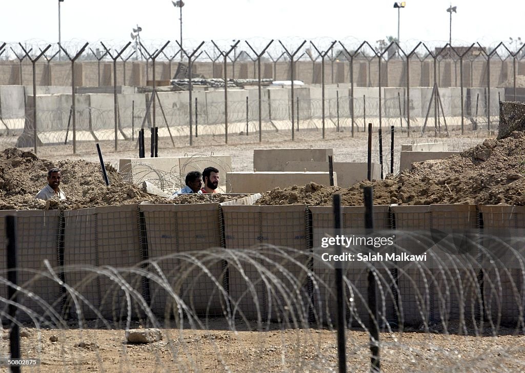 Iraqis Demonstrate Outside Abu Ghraib Prison