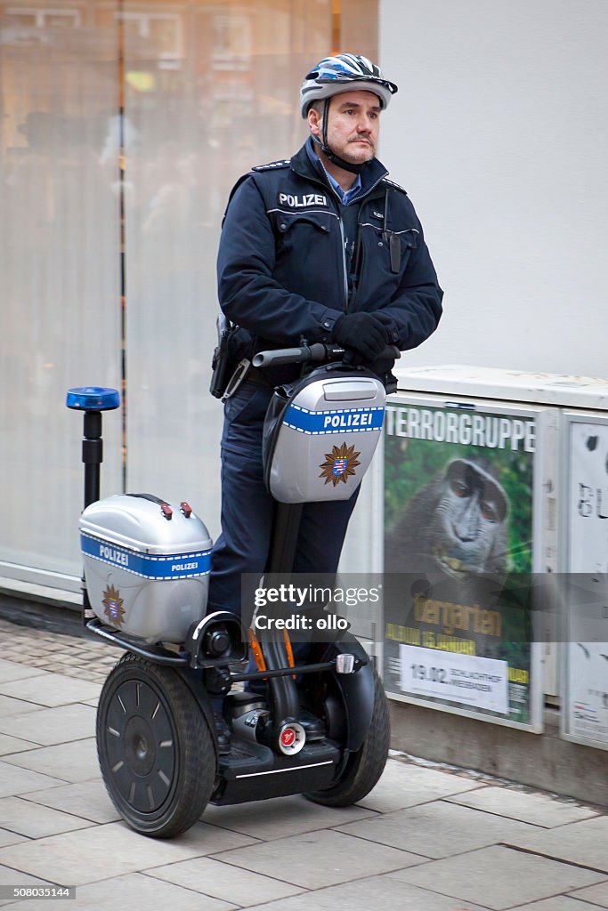 Deutsche Polizei bewacht auf einem Segway.