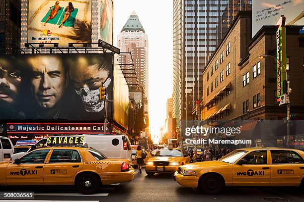 times square, taxis in the seventh avenue - times square manhattan photos et images de collection