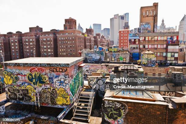 manhattan, graffiti on the chinatown roofs - street art stock-fotos und bilder