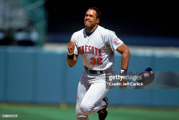 Dave Winfield of the Minnesota Twins loses his helmet as he runs hard to base during a game. Winfield played for the Twins in 1993 and 1994.