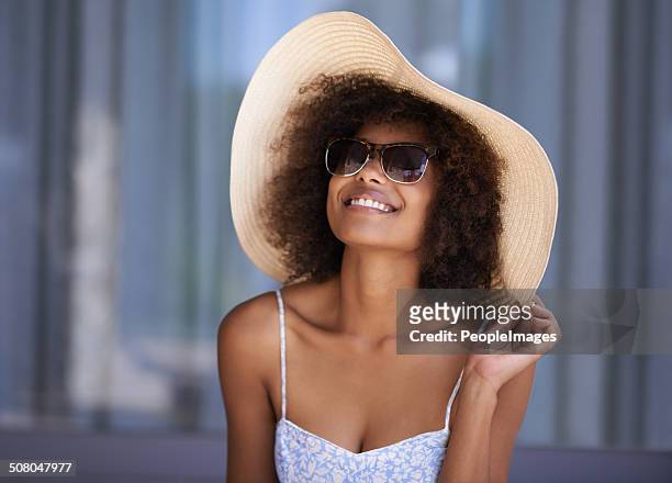 ich abschließend tragen diese mütze! - woman summer dress stock-fotos und bilder
