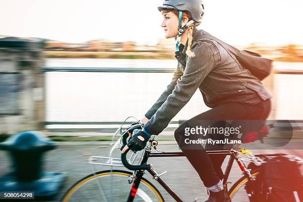 bike commuter in portland oregon - cycling helmet 個照片及圖片檔