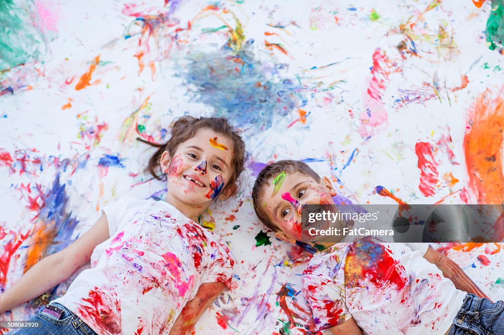 Kindheit Spaß Malen mit Fingerfarben Bruder und Schwester